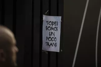 Cartel "Todos somos un poco trans" en una calle del centro de Madrid, el 28 de junio de 2023.